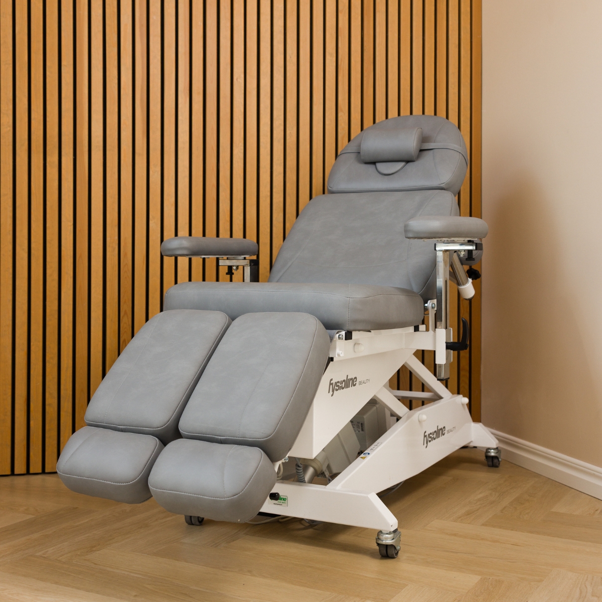 Fysioline Beauty ilutool 4 rattaga. Raami värvus valge, polstri värvus Platinum.